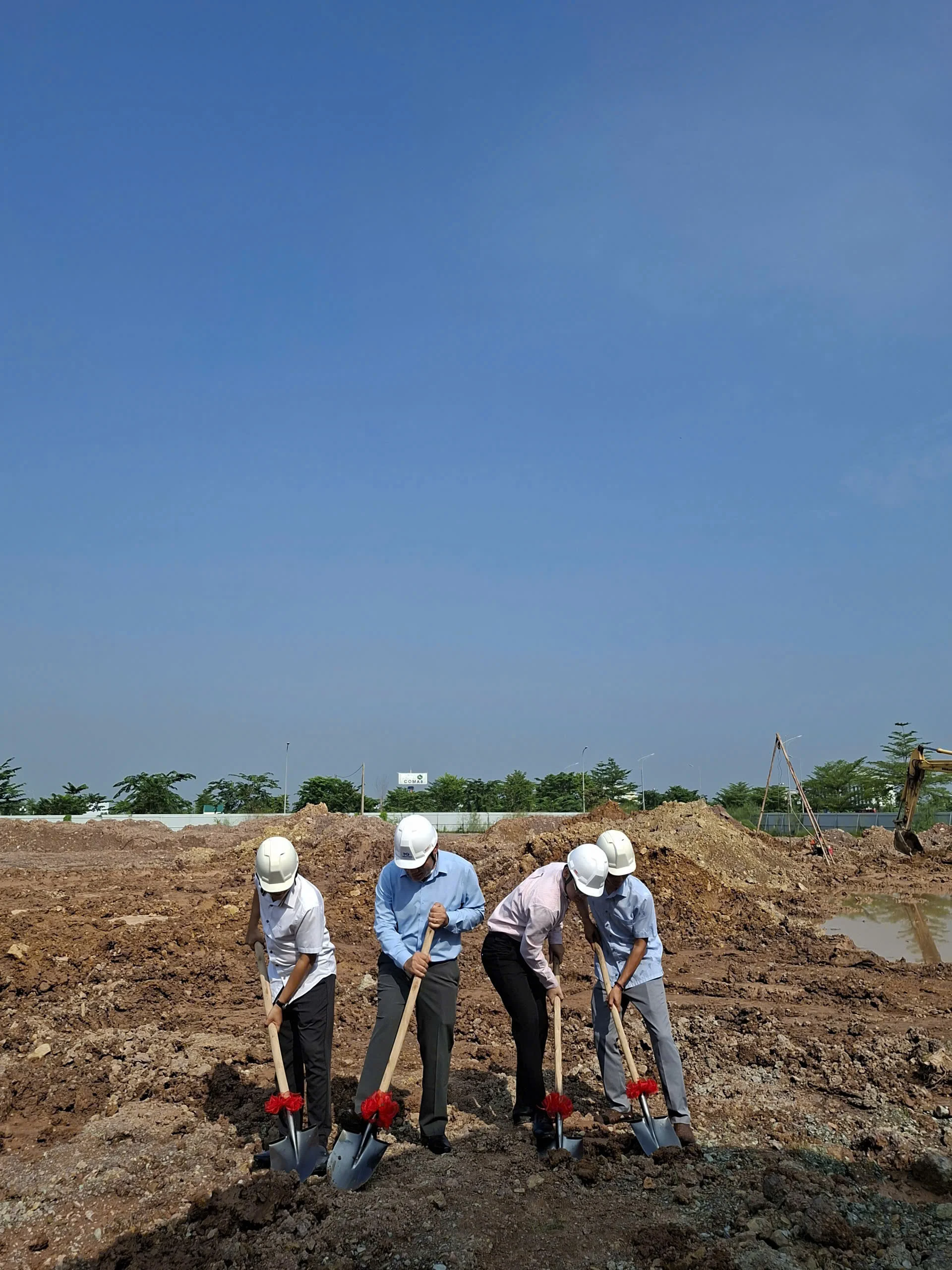 Các thành viên tham gia nghi thức động thổ ngoài trời